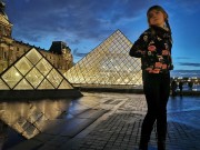 Devant le Louvre